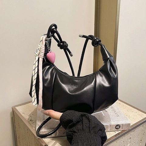 Bolso de Hombro para Mujer de Cuero PU Plisado Media Luna Con Colgante de Corazón Correa de Nudo Bolso de Axila Casual