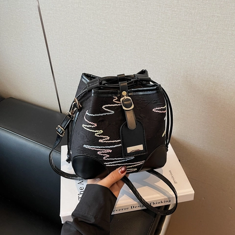 Damen Bestickte Eimertasche Mode Kordelzug Umhängetasche Lässige Tägliche Schulterhandtasche Mit Wellenmuster Künstlerisches Design