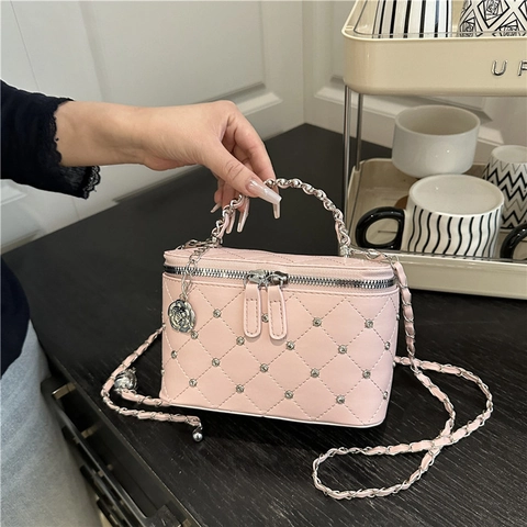 Borsa a Tracolla da Donna Trapuntata a Rombi in Pelle PU con Catena e Rivetti Decorativi Borsa Box Vanity con Pendente a Fiore