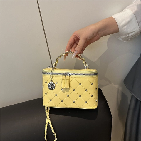 Borsa a Tracolla da Donna Trapuntata a Rombi in Pelle PU con Catena e Rivetti Decorativi Borsa Box Vanity con Pendente a Fiore