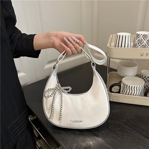 Sac sous le Bras pour Femmes en Cuir PU Brillant Sac à Bandoulière Hobo Avec Pendentif Noeud en Perles Sac à Main Métallique Mode pour Femmes