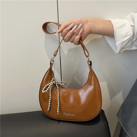 Sac sous le Bras pour Femmes en Cuir PU Brillant Sac à Bandoulière Hobo Avec Pendentif Noeud en Perles Sac à Main Métallique Mode pour Femmes