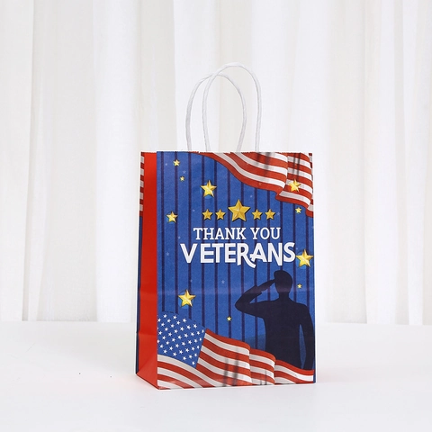 Sacchetti Regalo in Carta Kraft Patriottici per il Veterans Day Con Manici Thank You Sagoma di Soldato Design Bandiera