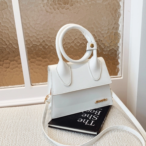 Damen Stilvolle PU Leder Kleine Quadratische Tasche Großer Rundgriff Trapezförmige Klappen Umhängetasche Mit Verstellbarem Riemen Metall Logo Handtasche