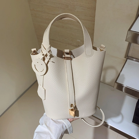 Borsa a Secchiello da Donna in Pelle PU con Trama Litchi Semplice Borsa a Mano Tracolla Versatile con Ciondolo a Lucchetto