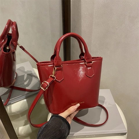 Bolso de Cubo de Cuero PU Vintage para Mujer Color Sólido Brillante Bolso de Hombro Cruzado Bolso de Mano Pequeño Minimalista Con Herrajes Dorados Detalle de Letra