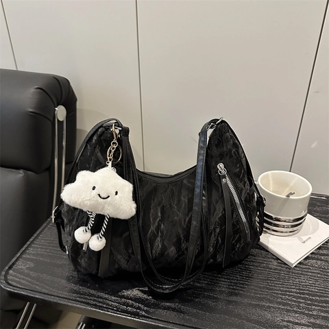 Borsa Hobo da Donna alla Moda Stropicciata Borsa a Tracolla Tote Metallica Con Ciondolo a Nuvola in Peluche Casual Borsa da Sottobraccio Piccola
