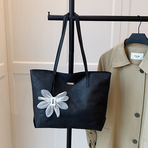 Grote Capaciteit Dames Tote Bag PU Leer Geplooide Textuur Schoudertas Minimalistische Handtas Met Bloemenhanger Voor Dagelijks