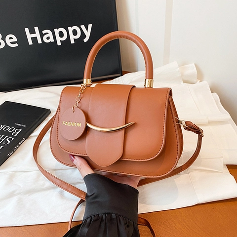 Damen Urban Minimalistisch PU Leder Satteltasche Umhängetasche Mit Goldener Metalldekoration Und Mode Tag Kleine Schulterhandtasche