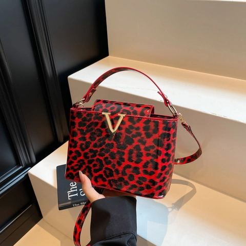 Leopard Print Women Shoulder Bag Glossy PU Leather Handbag With Metal V Logo Fashion Animal Print Crossbody Bag Square Purse