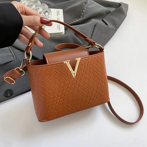 Damen Mode Gewebte Textur PU Leder Schultertasche Mit Gold V Metall Logo Vintage Handtasche Umhängetasche Für Den Alltag