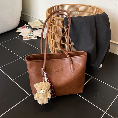 Women Large Capacity PU Leather Tote Bag With Teddy Bear Charm Fashion Label Casual Single Shoulder Commuter Handbag For School Office