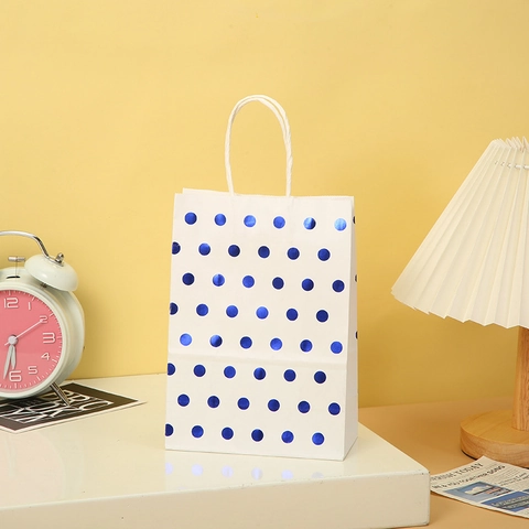 Polka Dot Kraft Paper Gift Bags With Handles For Birthday Wedding Party Favors Packaging Gold Silver Red Blue Dots Cardboard Treat Bags Handheld Paper Bags