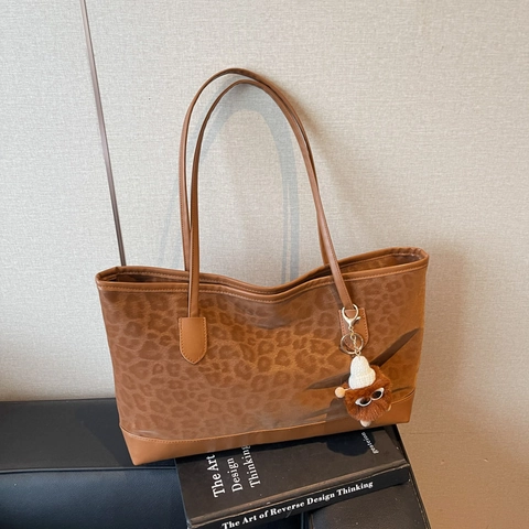 Bolso Tote Vintage con Estampado de Leopardo para Mujer Gran Capacidad Bolso de Hombro de Antelina Con Colgante de Peluche