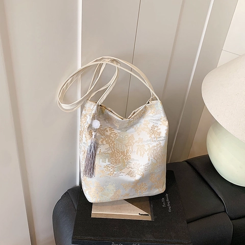 Nouveau Style Chinois Sac À Main En Satin Jacquard Pour Femmes Sac À Bandoulière Vintage Broderie Paysage Avec Frange