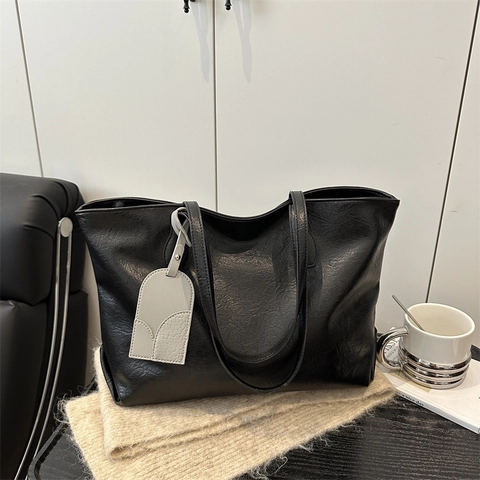 Bolso Tote de Cuero PU Suave de Gran Capacidad para Mujer Bolso de Hombro Minimalista para Viaje Diario Con Colgante Decorativo Color Sólido
