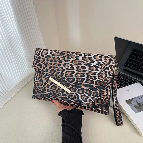 Fashion Women Leopard Print PU Leather Envelope Clutch Bag With Gold Metal Decor And Wristlet For Evening Party Banquet