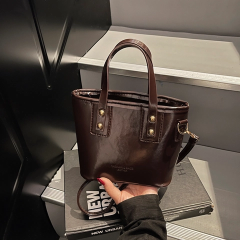 Borsa a Secchiello da Donna in Pelle PU Alla Moda Piccola Borsa Tote con Borchie Dorate e Tracolla Regolabile per l'Uso Quotidiano