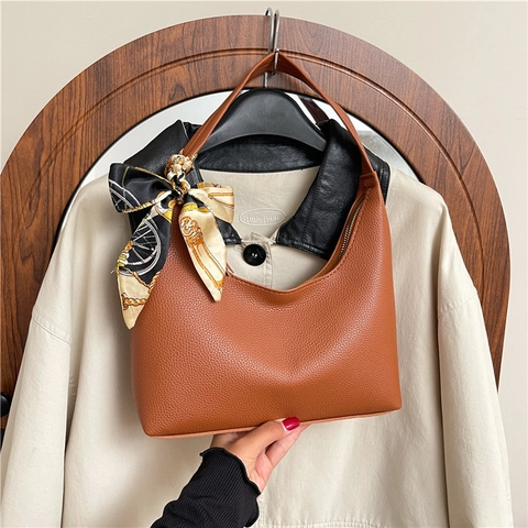 Sac à Épaule Hobo en Cuir PU à Motif Lychee pour Femmes Avec Foulard en Soie Imprimé Sac Sous le Bras en Croissant