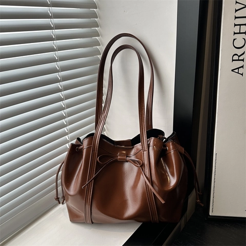 Borsa Tote da Donna in Pelle PU di Grande Capacità Aspetto Lucido Effetto Vernice Borsa a Spalla Con Fiocco e Coulisse Pendolare