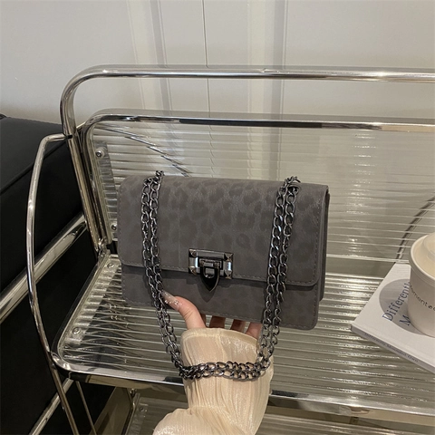 Borsa a Tracolla da Donna con Stampa Leopardata in Finta Scamosciata Catena Vintage Serratura Metallica Borsa Quadrata