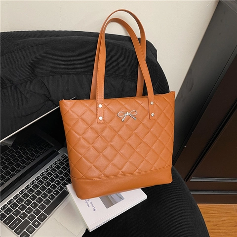 Donna Borsa Tote Trapuntata Grande Capacità Ecopelle Borsa a Spalla Con Fiocco in Metallo Argento Quotidiano Versatile Borsa