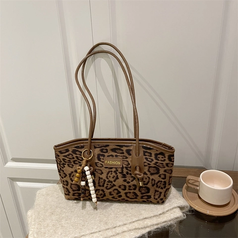 Retro Large Capacity Tote Bag For Women Fashion Leopard Print Faux Suede Shoulder Bag With Wood Bead Charm Commuting Handbag