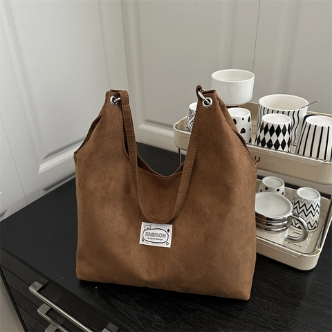 Sac Bandoulière Vintage en Suédine pour Femme Grande Capacité Patch de Lettres Boucle Magnétique Sac Tote Décontracté