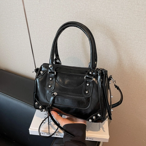 Sac à Épaule Vintage pour Femmes avec Rivets Cuir PU Verni Style Motard Sac à Main Boston avec Glands Sac Bandoulière