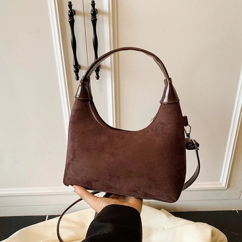 Schicke Retro Hobo Schultertasche Aus PU-Wildleder Für Damen Großes Minimalistisches Design Mit Plüschbären-Anhänger