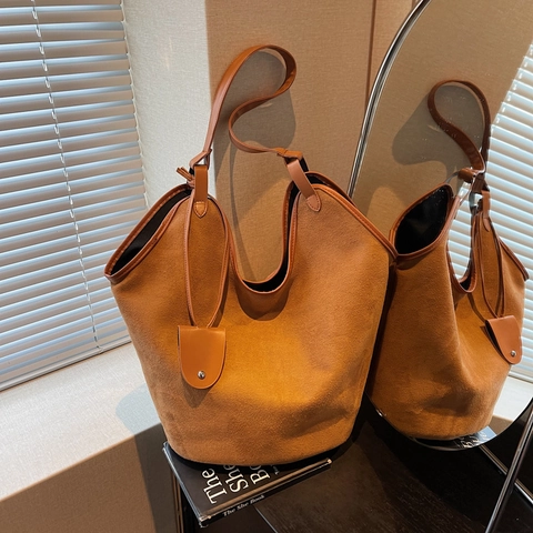 Sac Cabas Femme Grande Capacité en PU Daim Sac à Bandoulière Vintage Minimaliste Avec Pendentif Pour Bureau Quotidien Voyage