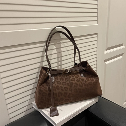 Women Casual Large Capacity Leopard Print Shoulder Bag Vintage Faux Suede Underarm Tote Bag With Metal Buckle Fashion Handbag