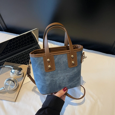 Bolso de Hombro Tipo Cubo Vintage para Mujer de Mezclilla y Cuero PU Empalme Remaches Color de Contraste Bolso Cruzado