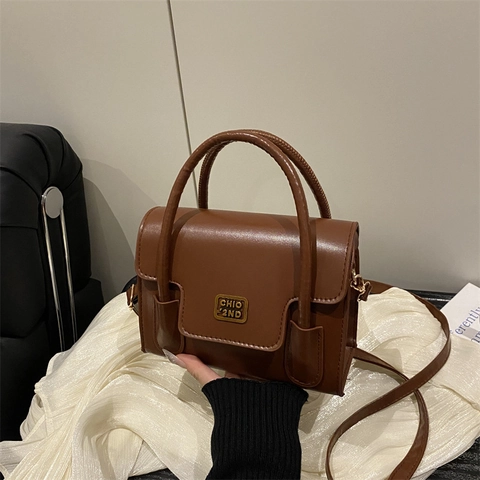 Borsa a Tracolla Piccola Quadrata in Pelle PU per Donna Borsa a Mano Tinta Unita Urbana Semplice Con Tracolla Regolabile Logo Metallico