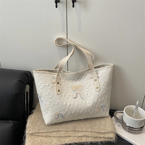 Sac Cabas en Cuir Synthétique Gaufré Avec Nœuds Brodés Grande Capacité Sac à Épaule Sous le Bras Femme Navette Quotidienne