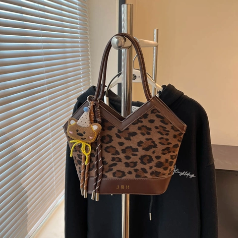 Bolso Tote Acolchado de Gamuza para Mujer Estampado de Leopardo Gran Capacidad Bolso de Hombro Con Colgante de Oso Vintage