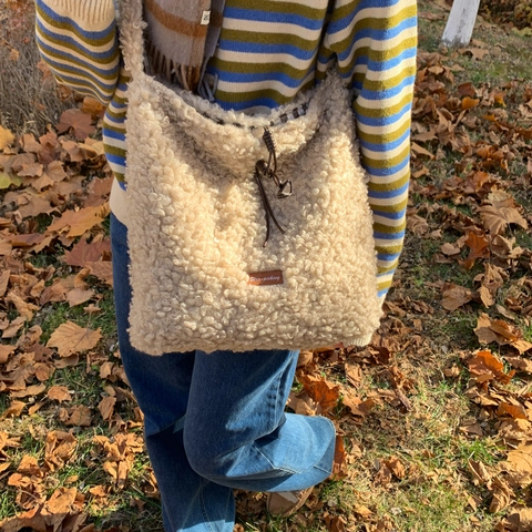 Sac Fourre-tout en Peluche Sherpa pour Femmes Grande Capacité Sac à Épaule Avec Doublure Vichy Cordon Sac à Main Hiver Décontracté