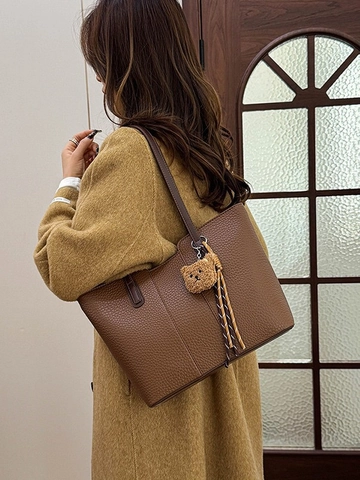 Bolso Tote de Gran Capacidad para Mujer en Cuero PU Grano de Lichi y Colgante de Oso Bolso de Hombro Elegante Diario