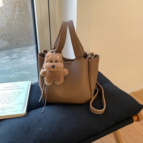 Damen Minimalistische PU Leder Eimertasche Koreanischen Stil Trendy Litschi Muster Umhängetasche Mit Süßem Plüsch Anhänger