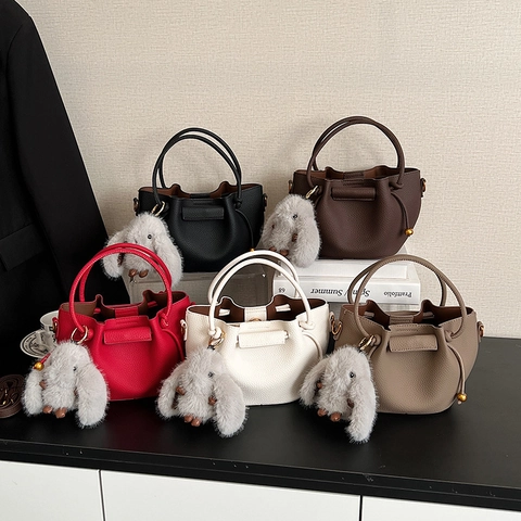 Korean Pleated PU Leather Bucket Bag For Women Fashion Lychee Texture Handbag With Plush Bunny Charm Crossbody Shoulder Bag