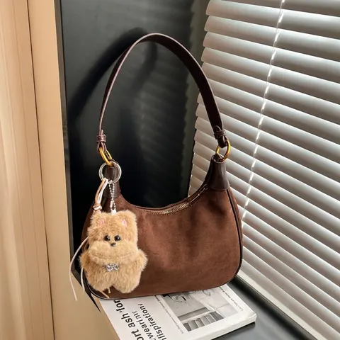 Vintage Wildleder Hobo Tasche Für Damen Retro Einfarbig Knödelform Schultertasche Mit Plüsch Anhänger Mode Vielseitige Handtasche
