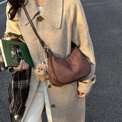Vintage Wildleder Hobo Tasche Für Damen Retro Einfarbig Knödelform Schultertasche Mit Plüsch Anhänger Mode Vielseitige Handtasche