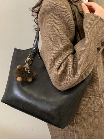 Bolso Tote de Cuero PU Retro para Mujer Moda de Lujo Versátil Bolso de Hombro de Axila con Colgante de Monstruo de Felpa Gran Capacidad Bolso de Mano Minimalista