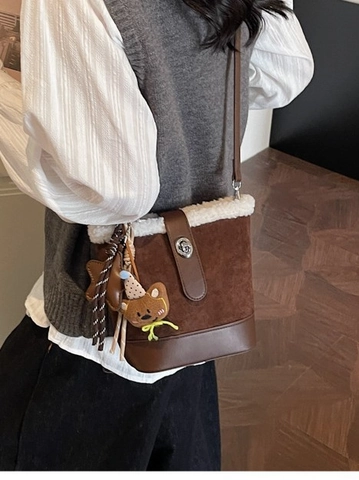 Bolso Bombonera de Cuero PU de Ante Retro para Mujer Con Ribete de Lana de Cordero Sintética Bolso Bandolera de Diseño Con Llavero de Oso