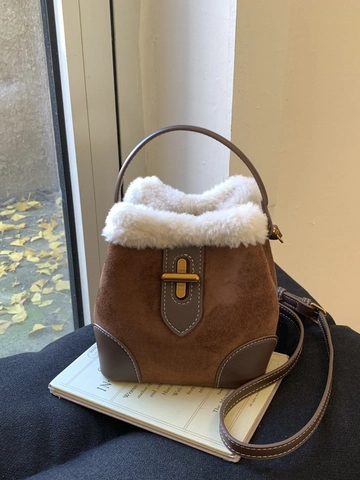 Women's Retro Suede Bucket Bag With Faux Fur Trim Fashionable Crossbody Handbag Autumn Winter Vintage Minimalist Shoulder Tote