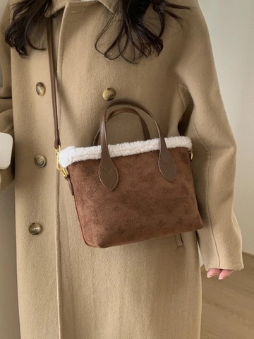Vintage Women Bucket Bag Monogram Embossed Synthetic Leather Shoulder Crossbody Bag With Faux Fur Trim Winter Handbag
