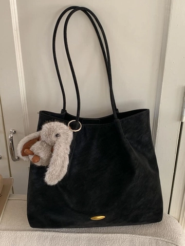 Women Retro Large Capacity Tote Bag Matte PU Leather Minimalist Shoulder Bag With Plush Rabbit Pendant For Daily Commute Style
