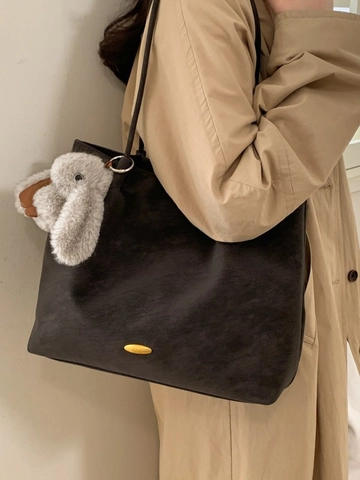 Women Retro Large Capacity Tote Bag Matte PU Leather Minimalist Shoulder Bag With Plush Rabbit Pendant For Daily Commute Style
