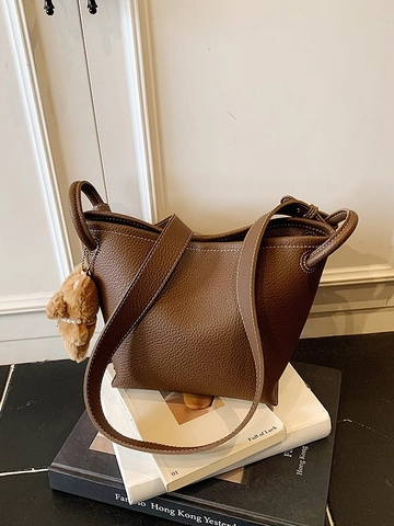Borsa a Secchiello da Donna in Pelle PU con Motivo Litchi Cuciture a Contrasto Minimalista Con Pendaglio Orsetto di Peluche Borsa a Tracolla Retro