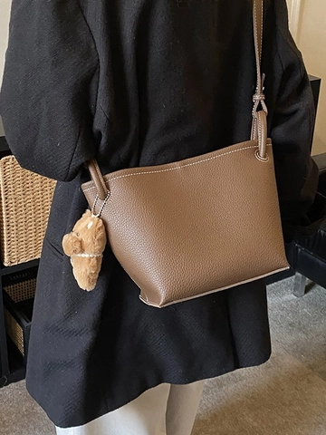 Borsa a Secchiello da Donna in Pelle PU con Motivo Litchi Cuciture a Contrasto Minimalista Con Pendaglio Orsetto di Peluche Borsa a Tracolla Retro